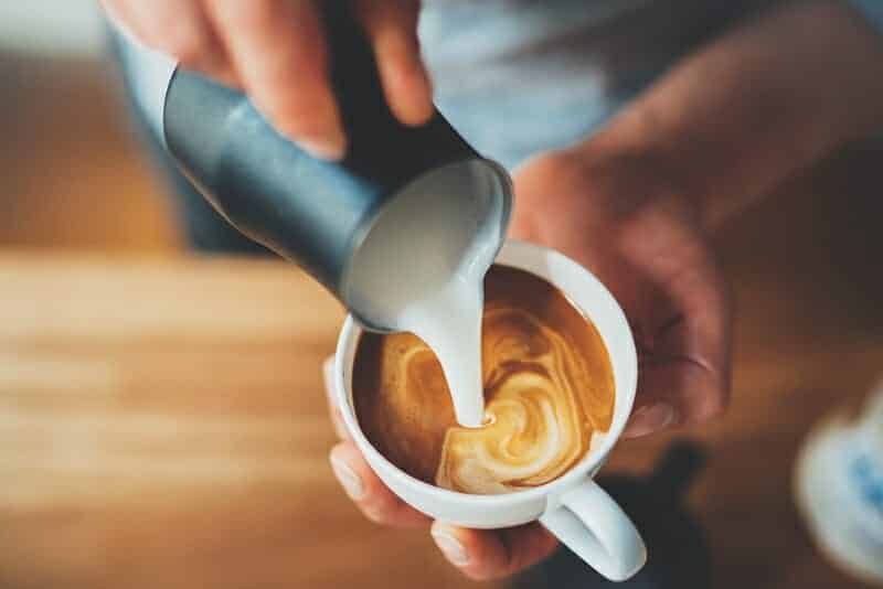Hoe gebruik je een melkopschuimer voor koffie