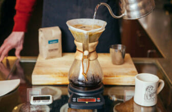 Hoe chemex koffie zetten
