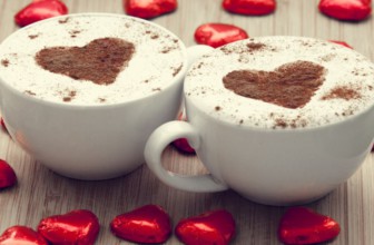 5 romantische manieren om een koffieliefhebber te laten zien hoe je je voelt